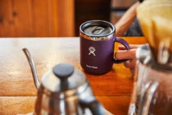 Hydro Flask Coffee Mug 12oz / 354ml -Skiudstyr Butik hydro flask 12 oz coffee mug eggplant.1 lifestyle 2